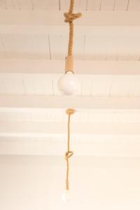 una lámpara de araña colgando del techo de una habitación en Appartamenti San Marco, en Bari