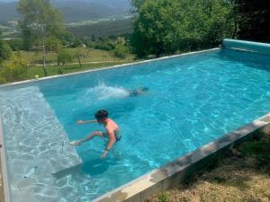 A piscina localizada em Gîtes du Puyjovent - Côté Forêt - à 15 minutes de Crest, vue panoramique, calme ou nos arredores