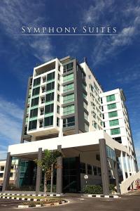 un grande edificio bianco con finestre sopra di Symphony Suites Hotel a Ipoh