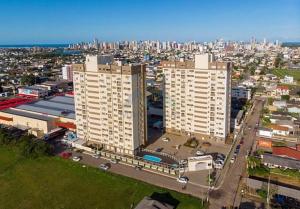 an aerial view of a city with tall buildings at Apartamento 2 quartos c/ Piscina 3 Ar-condicionado in Torres