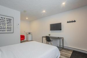 TV a/nebo společenská místnost v ubytování Motel Champlain