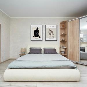 1 dormitorio con 1 cama grande y 2 cuadros en la pared en Apartments Club Marine, en Odessa