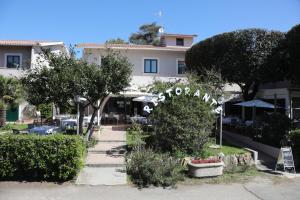 un complexe avec un jardin et un restaurant dans l'établissement HOTEL VULCI, à Montalto di Castro