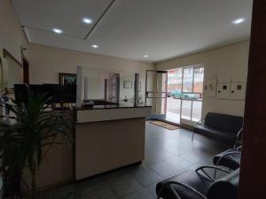 an office with a lobby with a desk and chairs at Hotel Mirante da Serra in Ouro Branco