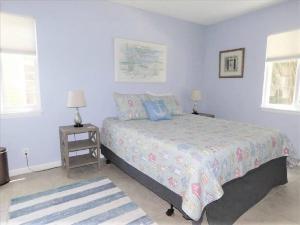 Un dormitorio con una cama y dos mesitas de noche. en D7 screened porch welcoming and cozy Downstairs neat and ready for your arrival, en Mallory Park 13 fotos más