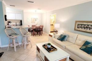 una sala de estar con un sofá y una mesa en A3 tile floors pet friendly easy access downstairs faces nice grassy area Close to pool, en Mallory Park