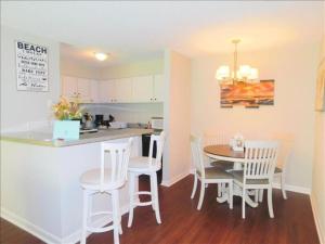 Η κουζίνα ή μικρή κουζίνα στο T15 downstairs beachy quiet King bed