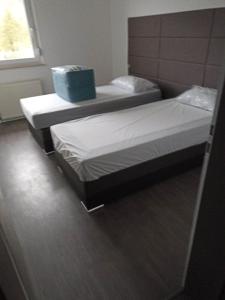 Un pat sau paturi într-o cameră la Appartement Gauche avec balcon