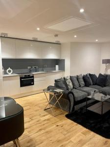 a living room with a couch and a kitchen at Monument Prime Location in the City of London in London