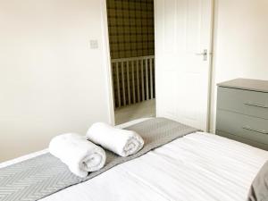 - une chambre avec un lit et des serviettes dans l'établissement Barley House, à Andover