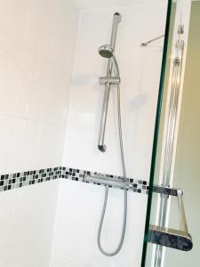 La salle de bains est pourvue d'une douche avec un pommeau de douche. dans l'établissement Barley House, à Andover