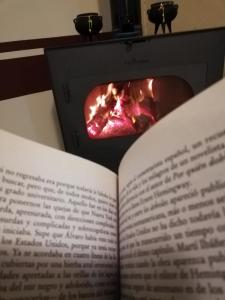 un libro abierto con chimenea en el fondo en Aguara House Pedemonte Mendoza en Mendoza