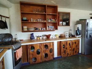 uma cozinha com armários de madeira e um frigorífico em El Encinal de las Flores em Valle de Bravo