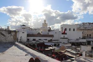 een groep mensen die bovenop een gebouw staan bij Hotel Riad Dalia Tetouan in Tetouan