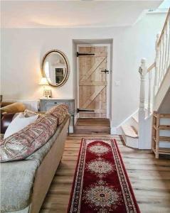 Stunning riverside cottage in central location في دونيجال: غرفة معيشة مع أريكة وباب منزلق