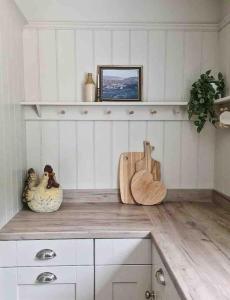 eine Küche mit einer Theke mit zwei Holzenten darauf in der Unterkunft Stunning riverside cottage in central location in Donegal