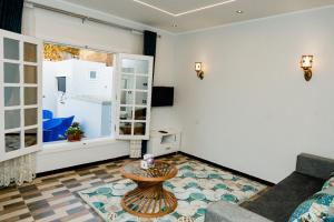 sala de estar con sofá y mesa en Villa golden life apartments, new property with pool access, en Luxor