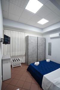 um quarto com uma cama com duas toalhas em AYN Apartment em Tiriolo