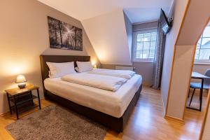 ein Schlafzimmer mit einem großen Bett in einem Zimmer in der Unterkunft Hotel Fronhof Mettendorf in Mettendorf