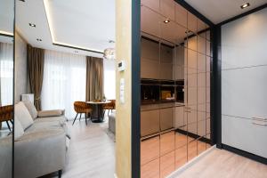 salon z kanapą i stołem w obiekcie Salomea apartments Kraków, Stary Kazimierz, Tauron arena w Krakowie