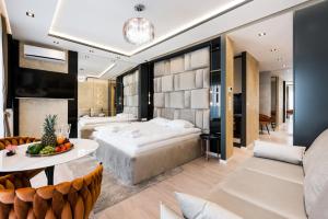sypialnia z łóżkiem i salonem w obiekcie Salomea apartments Kraków, Stary Kazimierz, Tauron arena w Krakowie