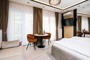 pokój hotelowy z łóżkiem, stołem i krzesłami w obiekcie Salomea apartments Kraków, Stary Kazimierz, Tauron arena w Krakowie