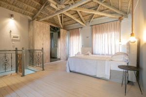 1 dormitorio con 1 cama en una habitación con techos de madera en Traditional Stone House en Thános