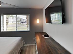 Televiisor ja/või meelelahutuskeskus majutusasutuses Gulf Shores Plantation #4111