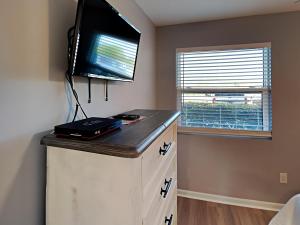 Televiisor ja/või meelelahutuskeskus majutusasutuses Gulf Shores Plantation #4111
