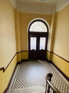 une chambre vide avec une porte et une fenêtre dans l'établissement Corso Home- central apartment in Menton, à Menton