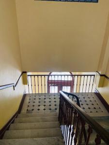 un escalier vide dans un bâtiment avec un escalier dans l'établissement Corso Home- central apartment in Menton, à Menton