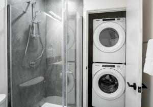 y baño con lavadora y ducha. en Revel In The Stoke by Revelstoke Vacations en Revelstoke