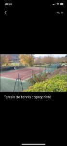 Bild eines Tennisplatzes mit den Worten Feminismus ego tennisprototyp in der Unterkunft Mazet de vacances residence l espai in Saint-Martin-de-Brômes