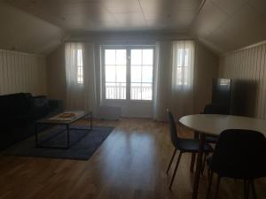 un salon vide avec une table et une fenêtre dans l'établissement 2 Bedrooms Apartment in Sommarøy Island, à Tromsø
