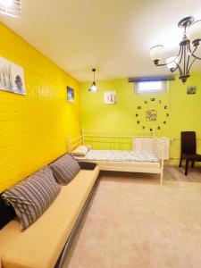 ドッセンハイムにあるCharlotte House Heidelbergの黄色の壁の客室で、ベッド2台が備わります。