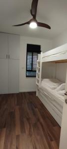 מיטה או מיטות קומותיים בחדר ב-KOTEL HOTEL