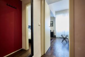 una habitación con una pared roja y una puerta roja en Suite in Town en Bolonia