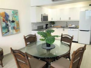 uma cozinha com uma mesa com um vaso de plantas em Beachfront Getaway for two! em Humacao
