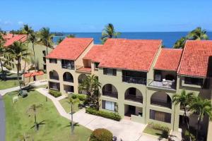 uma vista aérea de uma casa com telhados vermelhos em Beachfront Getaway for two! em Humacao
