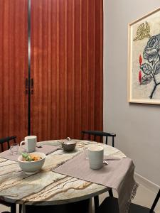 Casa Caleido في فيرونا: طاولة عليها طبقين من الطعام