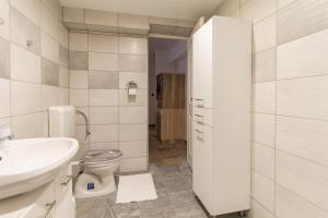 Koupelna v ubytování Déli Terasz A Apartman Free parking, self-check-in anytime + 13 fotografií