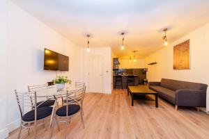 a living room with a table and a couch at MORDEN STUDIO CENTRAL BRIGHTON LOCATION Sleep 3 Guests in Brighton & Hove