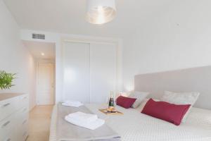 Postel nebo postele na pokoji v ubytování Fairway Apartman Mijas Golf 1 - Golondrinas
