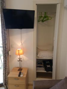 デニアにあるStudio Marinaのベッド、ランプ、クローゼットが備わる客室です。