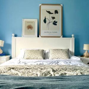 um quarto com uma cama branca e uma parede azul em Killenard Kottage, Killenard, Laois em Killenard