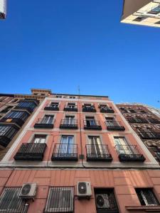 un edificio alto de ladrillo rojo con ventanas en Punta Me Beautiful Apartment in Plaza España en Madrid