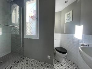 A bathroom at Punta Me Beautiful Apartment in Plaza España