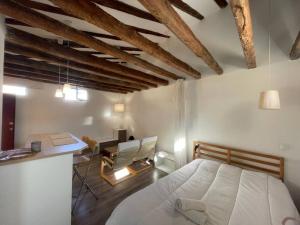 A bed or beds in a room at Punta Me Beautiful Apartment in Plaza España