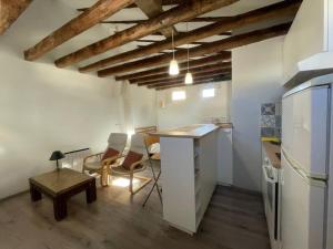 cocina con mesa y sillas en una habitación en Punta Me Beautiful Apartment in Plaza España en Madrid