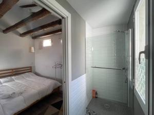 A bed or beds in a room at Punta Me Beautiful Apartment in Plaza España